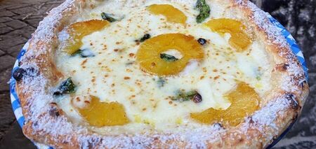 'Маргарита с ананасами': известный пиццайола из Неаполя удивил итальянцев необычной пиццей