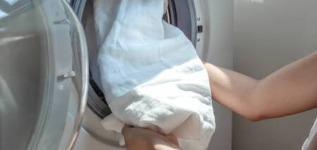Перестаньте робити цю помилку: чому прання в гарячій воді може завдати шкоди