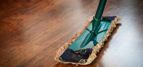 Чому з'являються розводи після миття підлоги і як їм запобігти: розкриваємо секрет