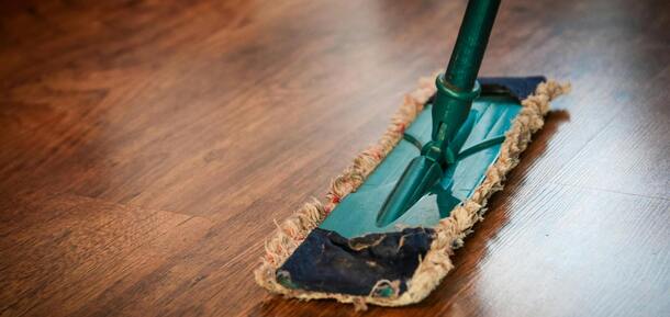 Чому з'являються розводи після миття підлоги і як їм запобігти: розкриваємо секрет
