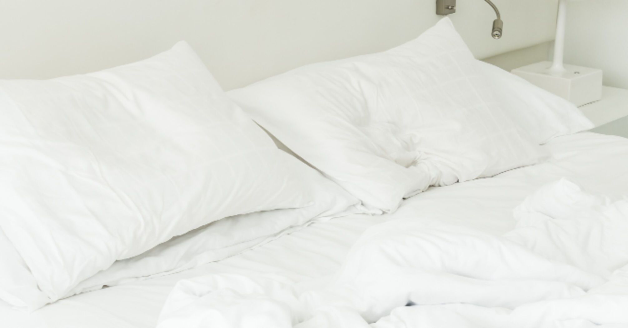 Попрощайтеся із пожовклими подушками: ефективні способи повернути їм яскравість