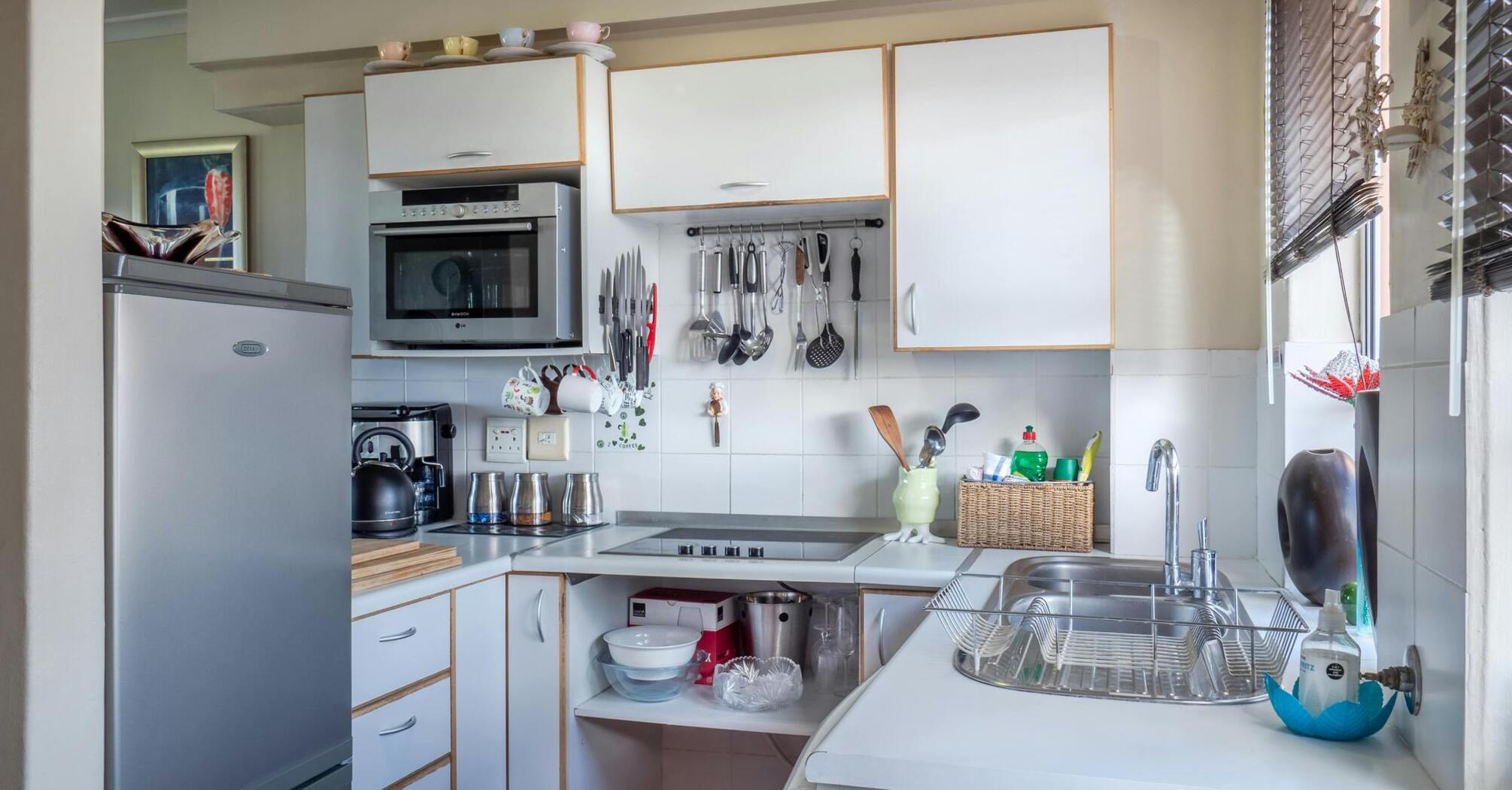 Как отмыть кухонные шкафчики от грязи и жира: 5 эффективных советов