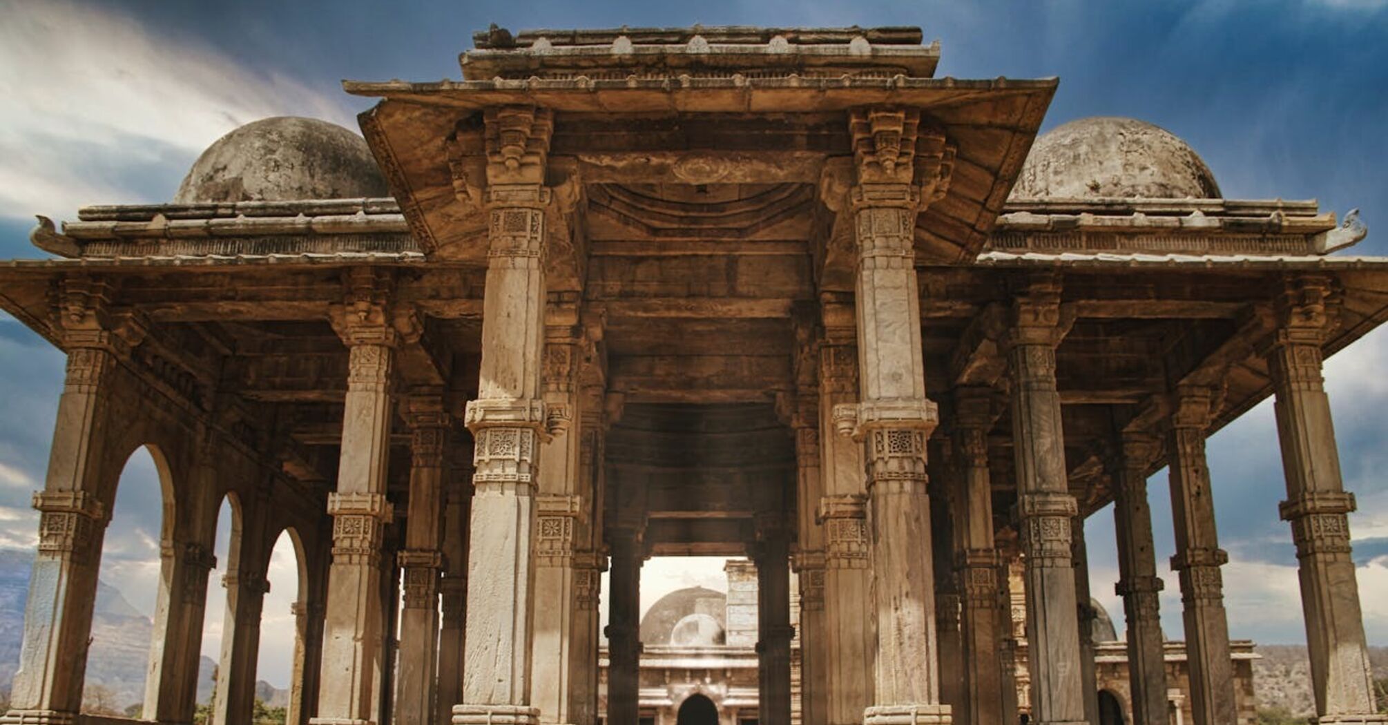 Величественные мечети, буддийские пещеры и древние города: лучшие исторические места, которые стоит посетить в Гуджарате