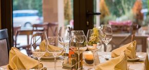 Как правильно вести себя в ресторане или в гостях: 5 правил столового этикета, о которых следует знать