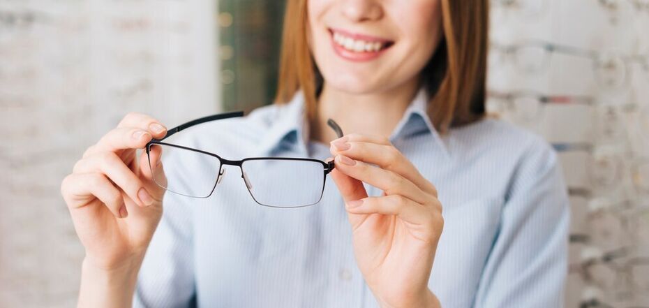 Как правильно хранить очки и почему нельзя протирать слюной