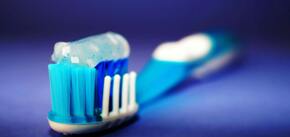 Чи потрібно часто міняти зубну щітку: коли це варто робити