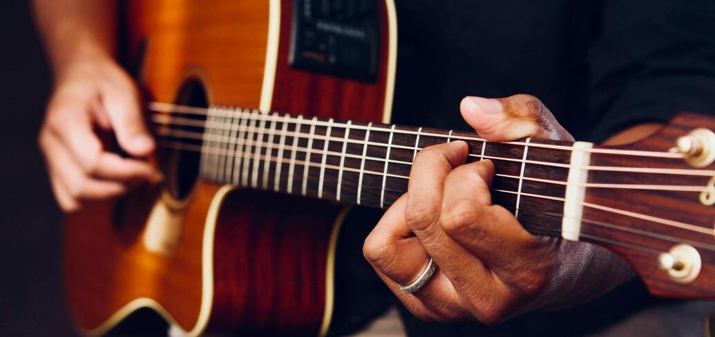 Як самостійно навчитися грати на гітарі вдома: поради для музикантів-початківців