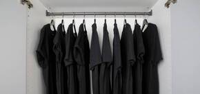 Як правильно прати чорний одяг, щоб він не втратив колір: три корисних лайфхаки