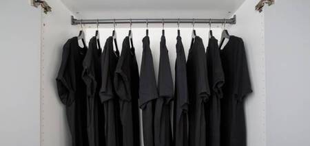 Как правильно стирать черную одежду, чтобы она не потеряла цвет: три полезных лайфхака
