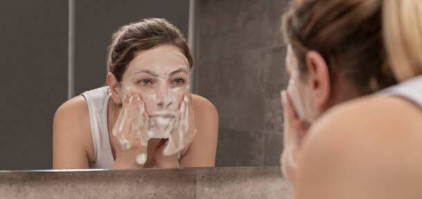 Как эффективно очистить кожу от макияжа: 3 полезных лайфхака