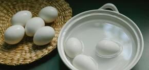 Яйця не потріскаються і легко чиститимуться: який секретний інгредієнт потрібно додати в воду