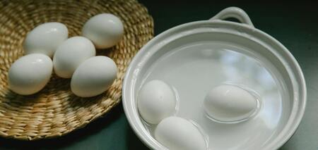 Яйца не потрескаются и легко почистятся: какой секретный ингредиент нужно добавить в воду