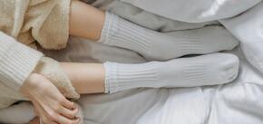 Белые носки снова засияют: как отстирать уже посеревшую ткань