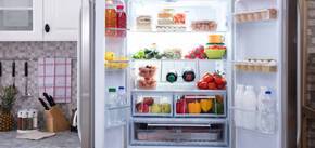 Как избавиться от неприятного запаха из холодильника: 3 эффективных лайфхака