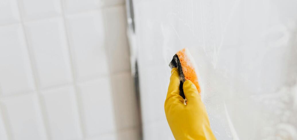 Як видалити вапняний наліт з душових дверей: три ефективні лайфхаки 