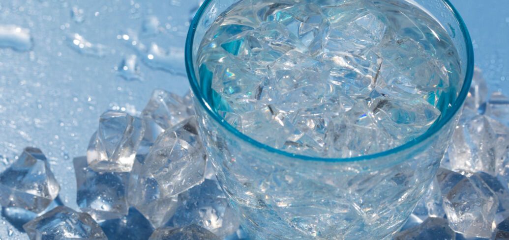 Чи можна влітку пити холодну воду: що про це говорить наука