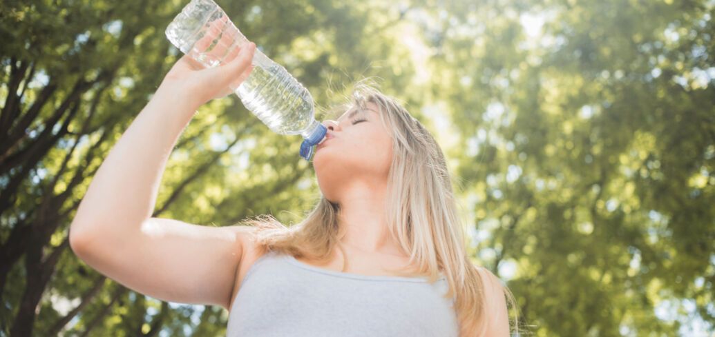 Идеальное питание в жару: какую пить воду и что нельзя есть