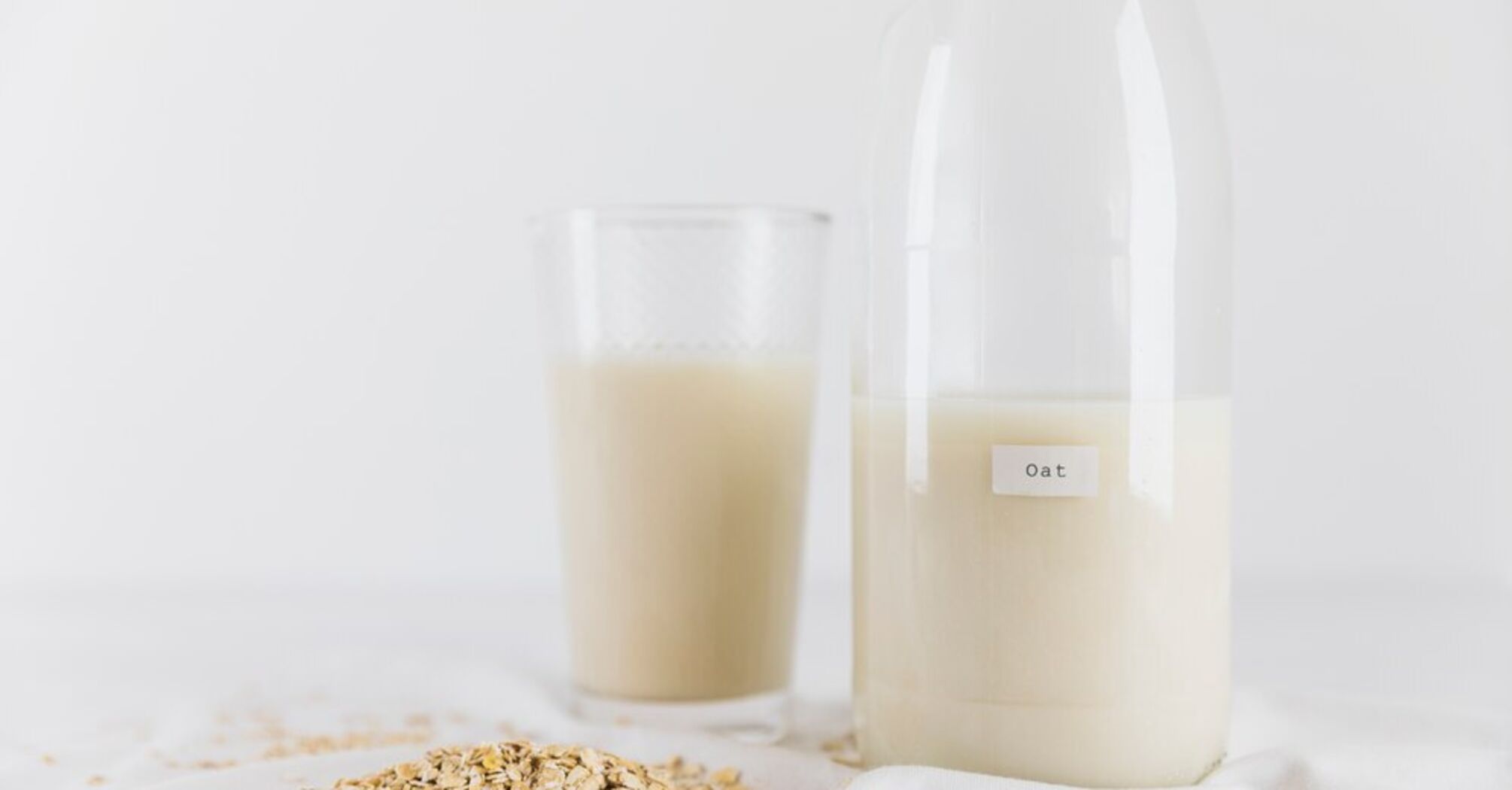 Овсяное молоко: почему нельзя употреблять постоянно и какую угрозу несет