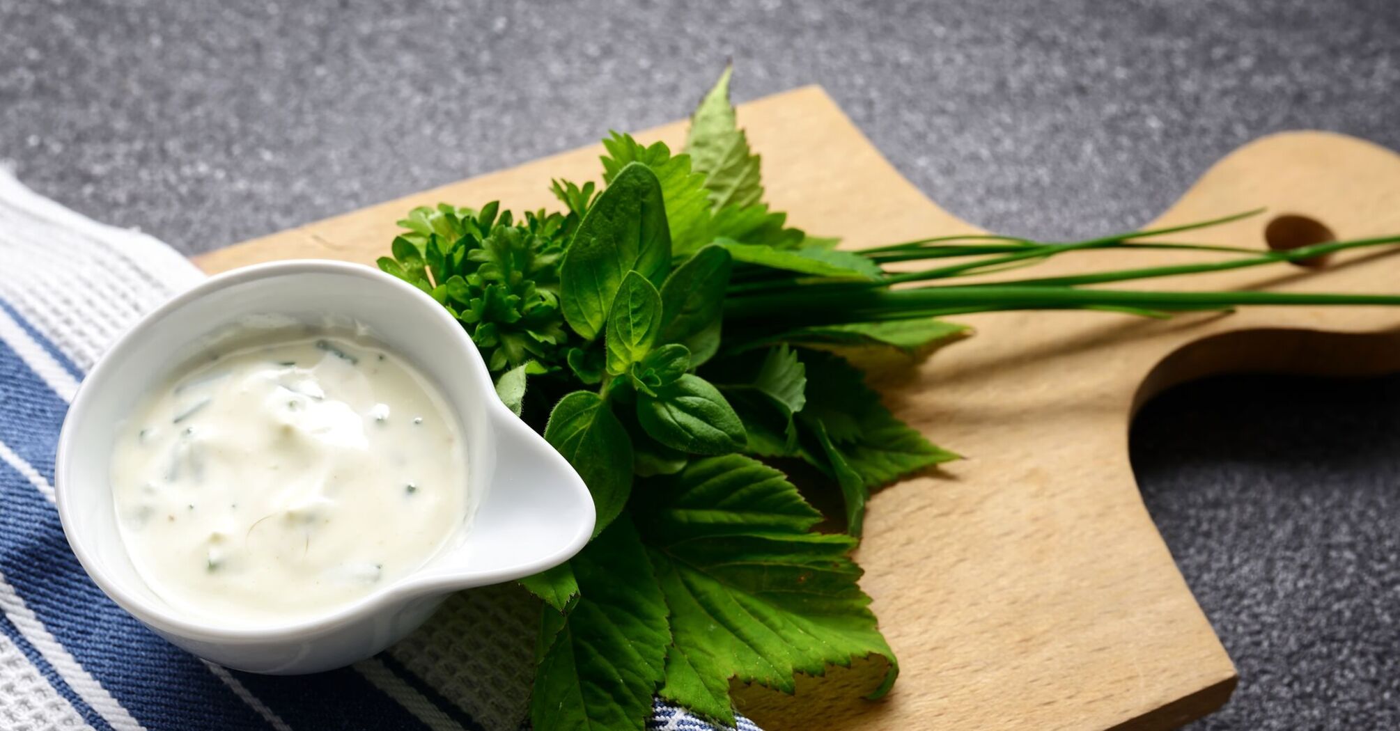 Простий рецепт веганської заправки для салату Цезар: продукти та приготування 