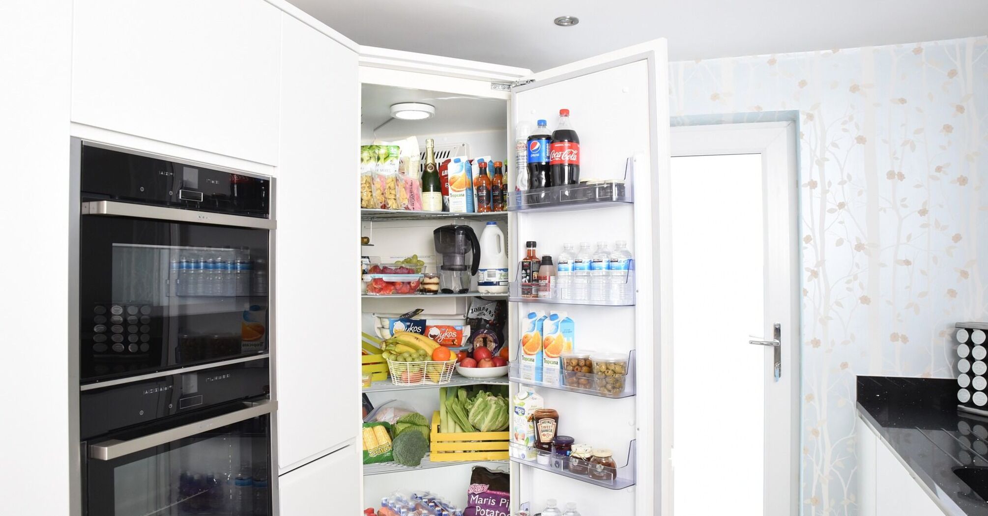 Холодильник может быть опасен? 9 секретов ухода за агрегатом и хранения продуктов в нем 