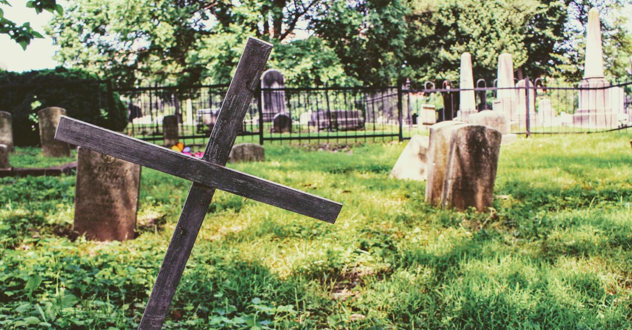 Фото со смертью: какие последствия могут быть, если снимать кладбище и похороны